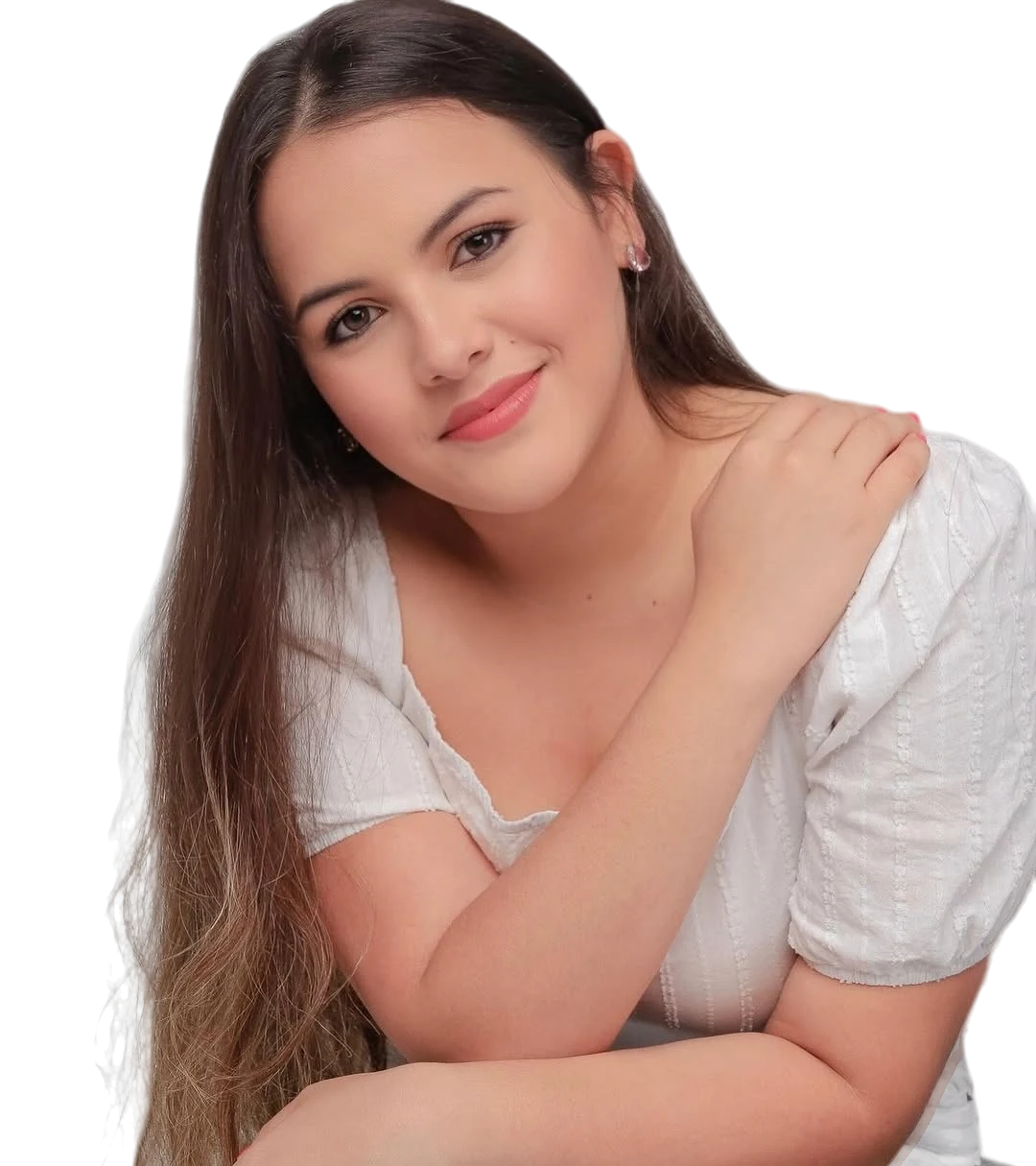 Yasmim Albuquerque debruçada, de blusa branca, com a mão no ombro e um sorriso tranquilo